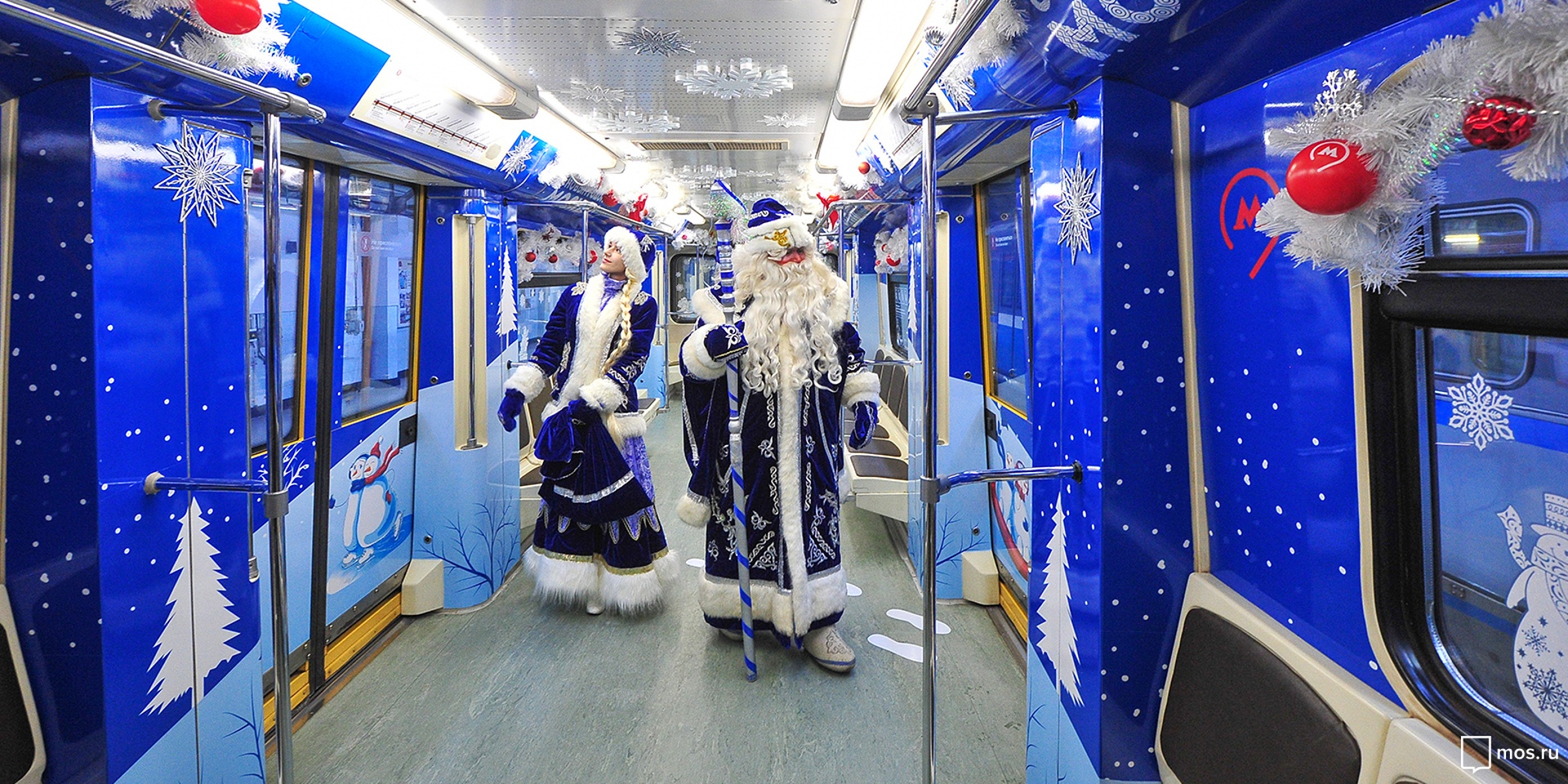 Работа метро в новогодние. Новогодний поезд Московского метрополитена. Новогодний поезд метро 2019. Новогодний экспресс метро. Новогодний поезд в метро Москвы.