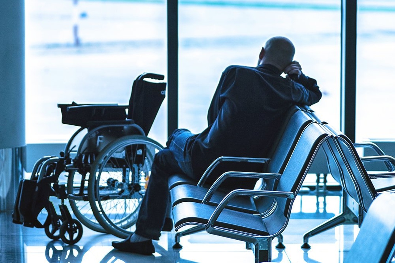 Перевозка пассажиров инвалидов. Инвалиды в аэропорту. Кресло для инвалидов в аэропорту. Колясочники в аэропорту. Инвалид колясочник.