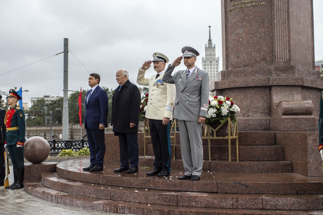 Памятник железнодорожникам на комсомольской площади в москве