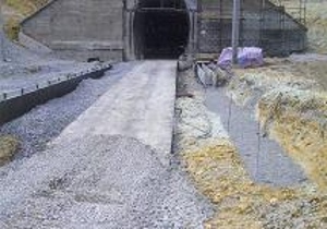 Конструкция пути переменной жесткости у порталов тоннелей и подходах к мостам